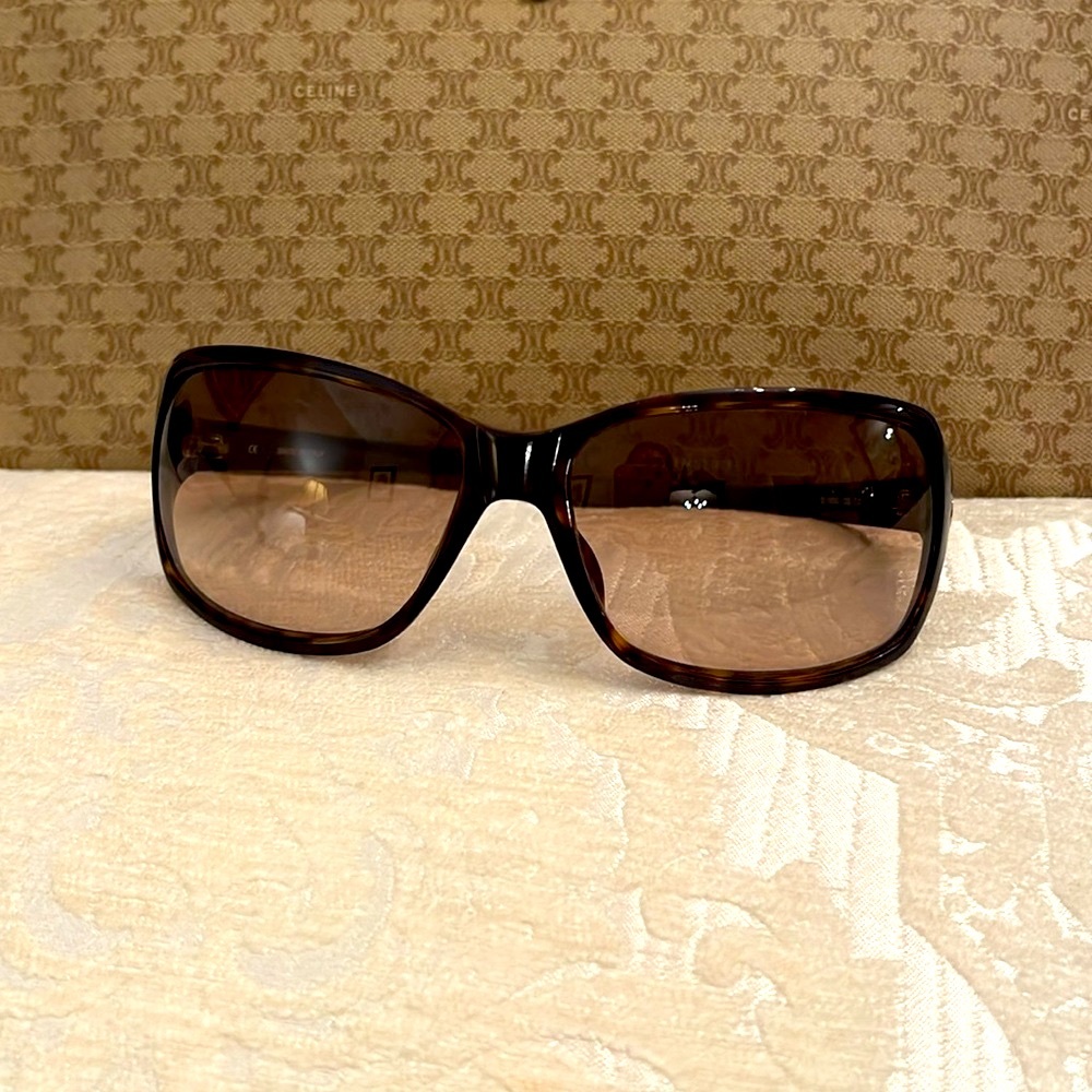 Celine Luxury Tortoise shell sunglasses mint condition.No signs of wear.Look new - Picture 3 of 13